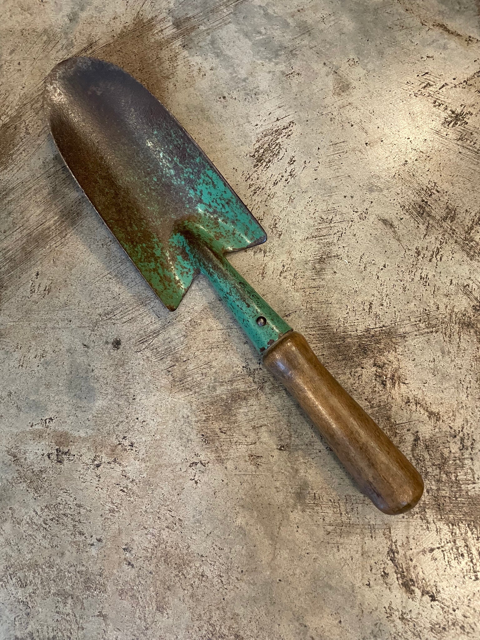 garden trowel paint English Garden Spade, Original Green Paint – McIntosh Cottage Antiques